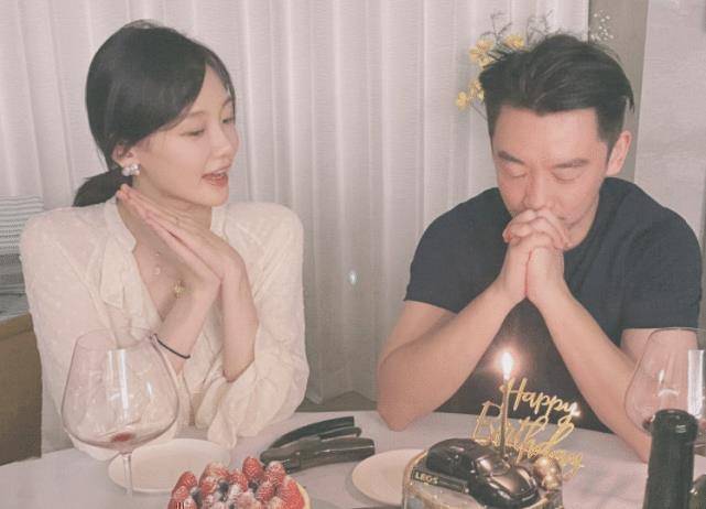 原创郑恺一家三口现身拍球哄女儿十分有爱苗苗玩手机不忘照顾老公