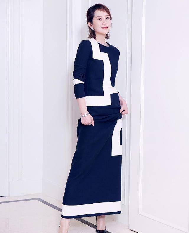 原创原创42岁的女演员海清一袭蓝白几何裙优雅出席高级感赢过话题明星