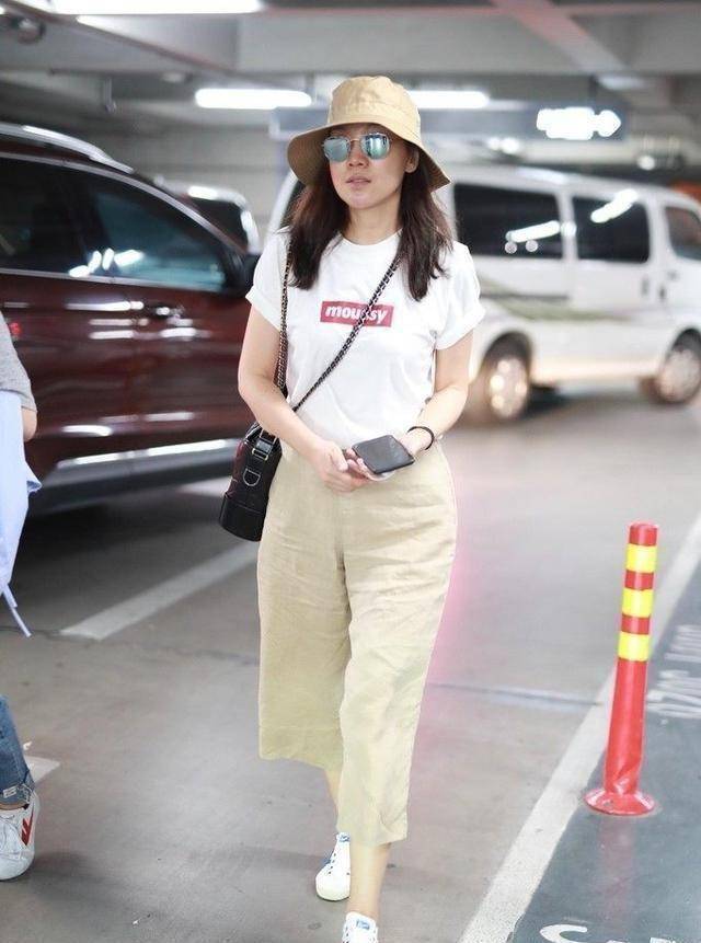 原创47岁闫妮素颜现身:油光满面,双下巴抢镜,打扮清爽似少女