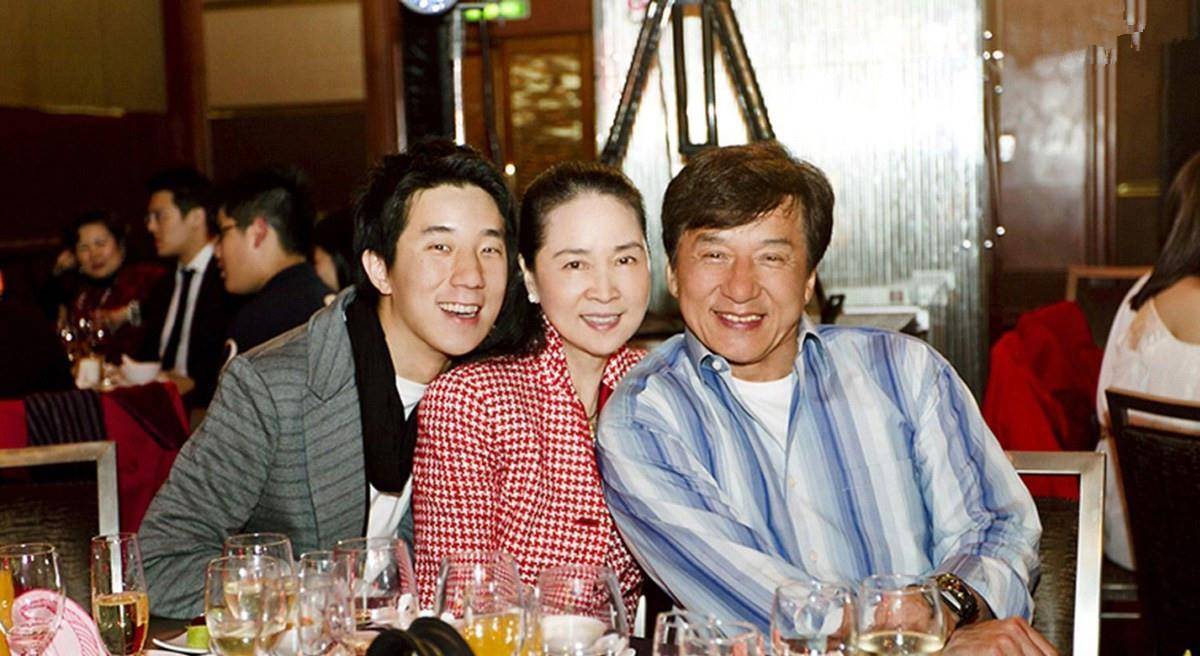 原创37岁房祖名近照曝光穿着低调且朴素胡子拉碴不修边幅太接地气