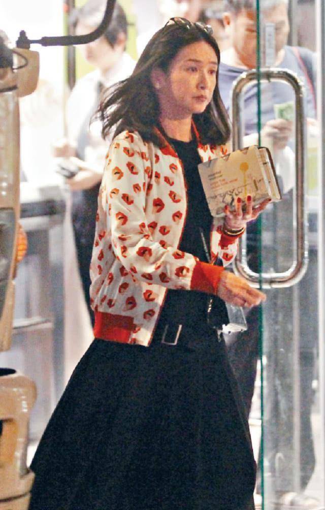 原创51岁冻龄港姐吴婉芳去超市买饮料可爱装扮配上冻龄外貌很显年轻