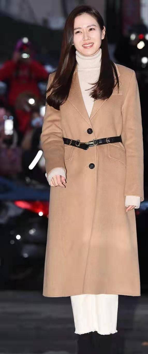 原创原创39岁的孙艺珍穿衣很成熟毛呢大衣配白筒靴减龄又显气质