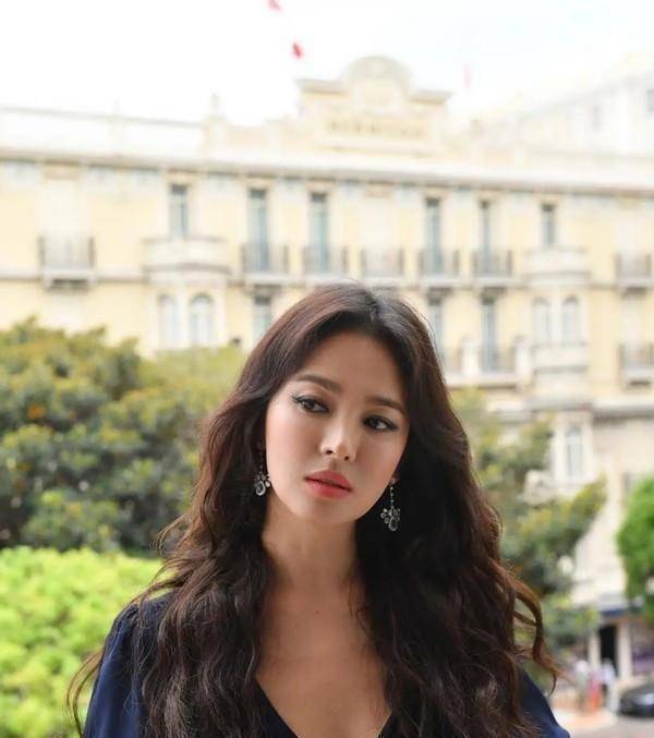 原创原创39岁宋慧乔好有成熟气韵穿纯色短裙小腹平坦烫卷发美到新高度