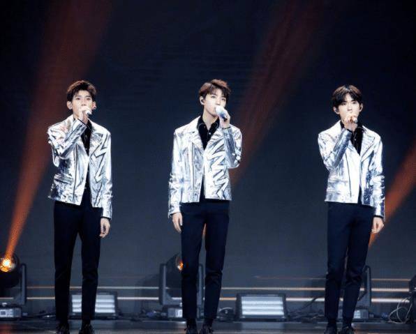 原创王源秀锁骨易烊千玺晒湿发看到王俊凯的眼神一秒沦陷了