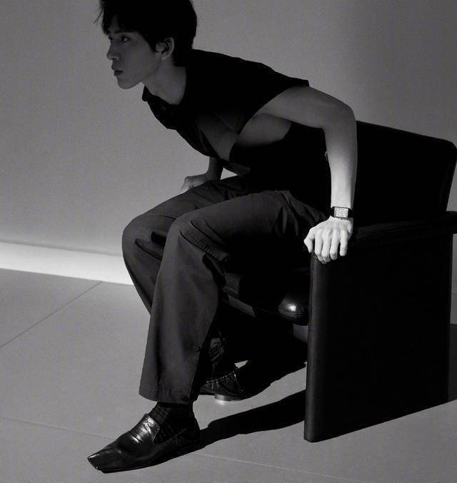 原创原创31岁井柏然庆祝生日水手服黑白造型酷得像个18岁少年