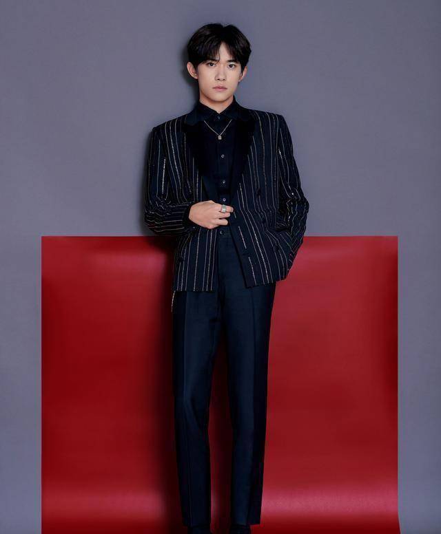 原创原创185cm李现撞上176cm易烊千玺同是亮片西装造型腿长就是任性