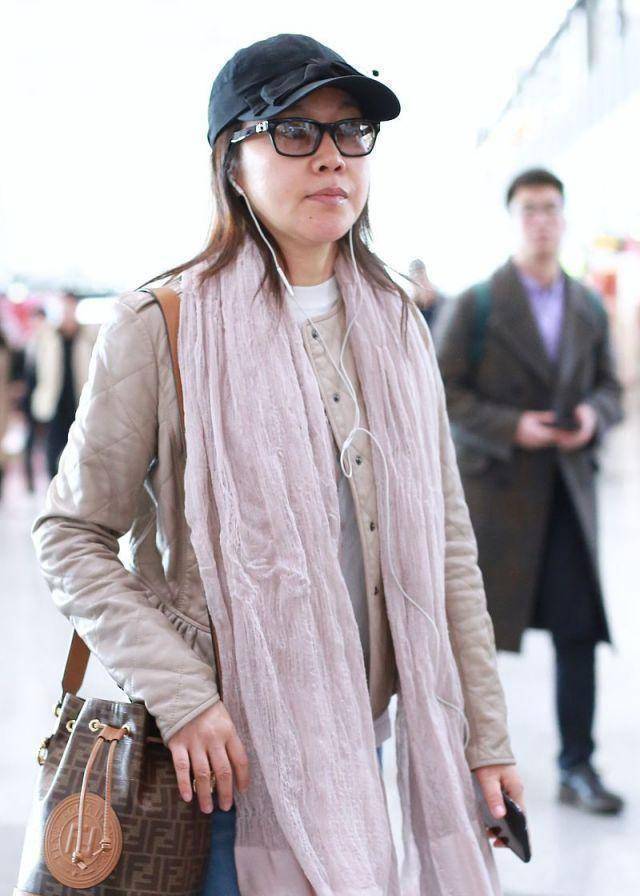 原创原创48岁闫妮胖到被群嘲素颜现身机场后神似路人毫无明星气质