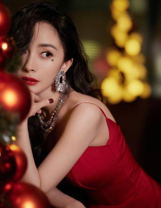 原创杨幂越来越野吊带裙仅靠两根细带支撑s身材公开谁不可以