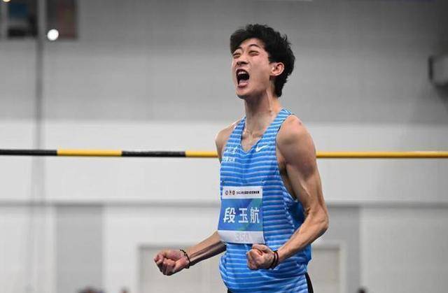 中国室内全锦赛男子跳高:业余选手张国伟的2米24挑战专业巅峰