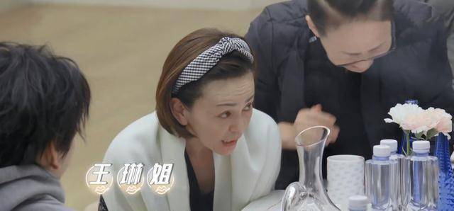 原创50岁王琳失态醉酒罢演,伸手强关摄像头,节目组的操作更无情_方磊