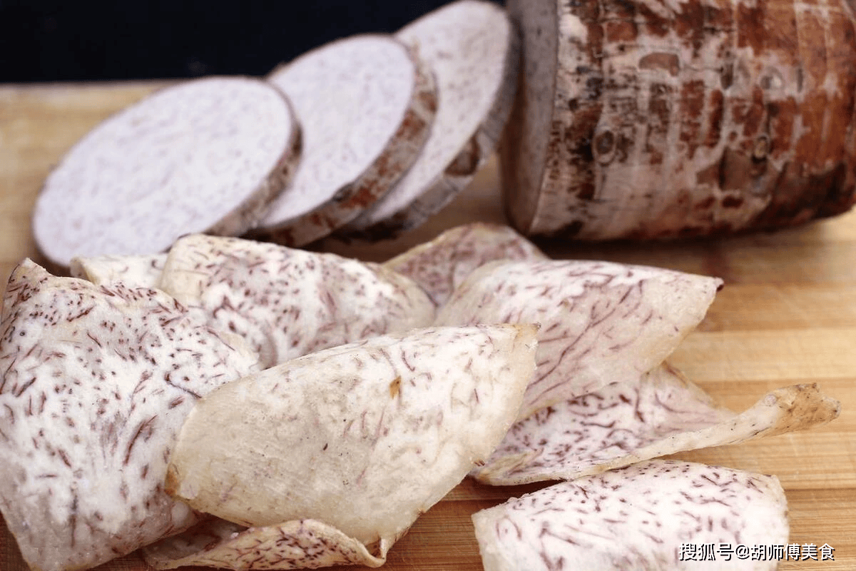 吃芋头不仅可以增强免疫力,而且芋头中含有的氟元素,可以洁牙防治龋虫