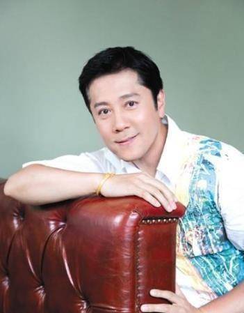 原创原创52岁蔡国庆与两任外国女友分手后娶圈外妻子九岁儿子很帅气