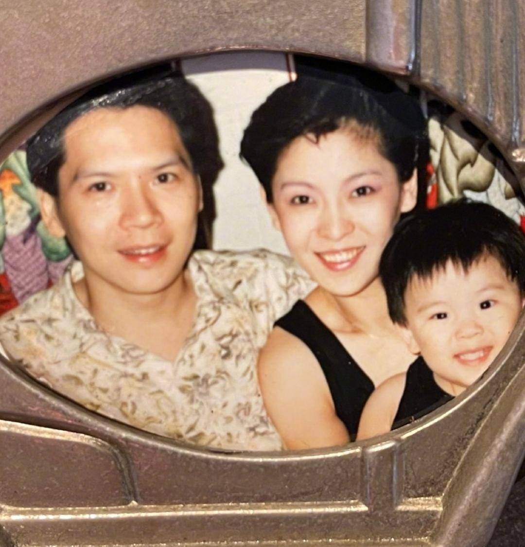 第一张照片就是儿时一家三口的合影,那时候向太向华强都是颜值巅峰