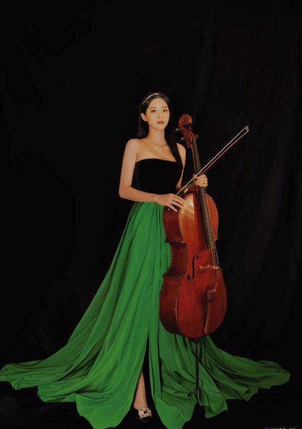 原创欧阳娜娜真厉害把金属锁扣当腰带秀出漫画腰惹人爱