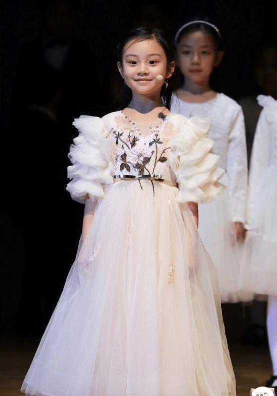 原创有种变美叫甜馨化浓妆镜头拉近后意外成缩小版贾乃亮