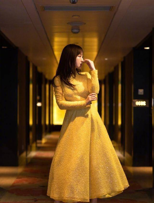 原创49岁杨钰莹穿搭依然叛逆衬衫领口开3颗纽扣诱惑力满分