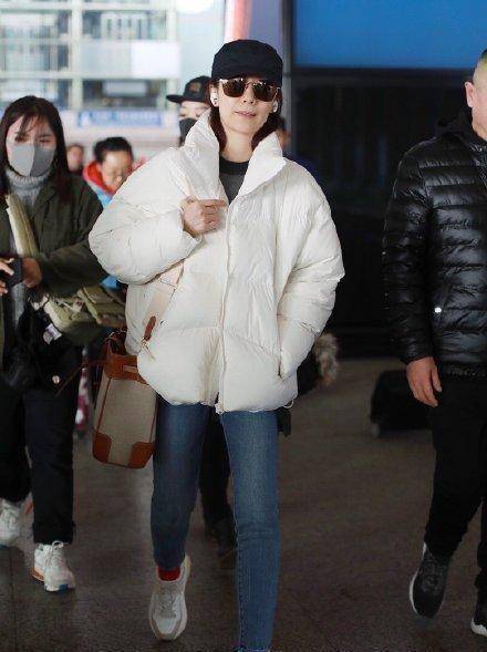 原创原创42岁海清不服老格子西服搭配牛仔老爹裤帅气减龄有格调