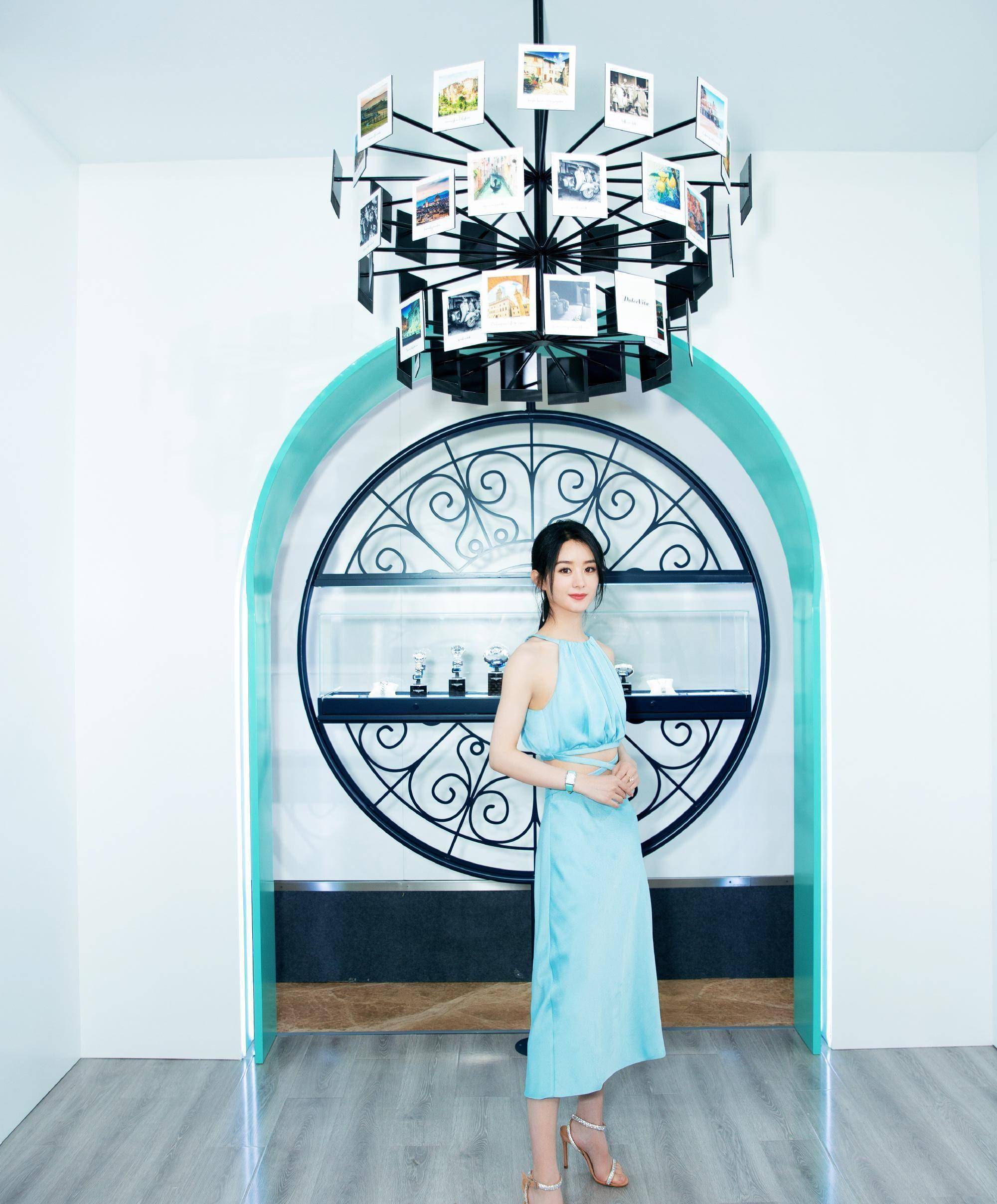 原创原创32岁赵丽颖当妈后颜值再攀高峰水蓝长裙秀蚂蚁腰气场太强