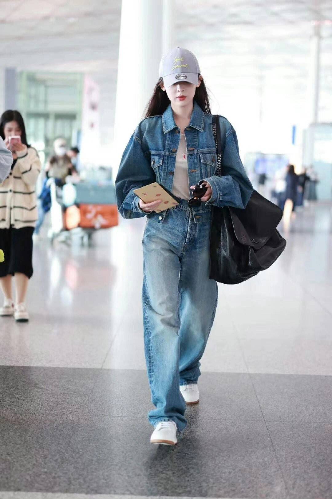 古力娜扎带火了一种新穿法半透打底衫小黑裤31岁美出新高度