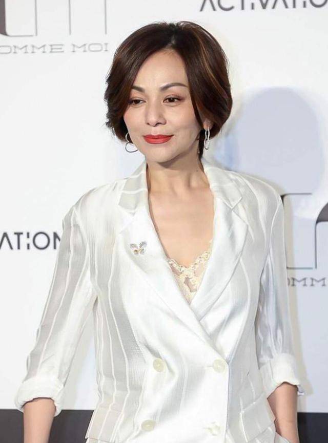 "好时髦,穿西装配短裤大秀美腿,同龄阿姨可驾驭不了_王琳来_剪裁_效果