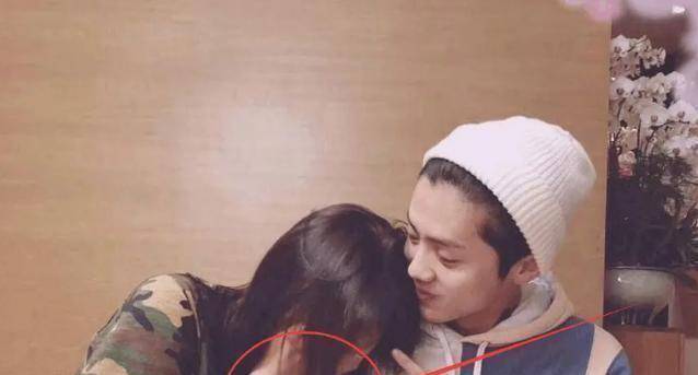 王牌5关晓彤吴磊同台亮相谁发现她手腕上的东西鹿晗笑了