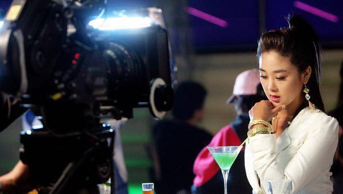 原创原创42岁的她因为颜值太高被小17岁男友送豪车示爱如今怎么样了