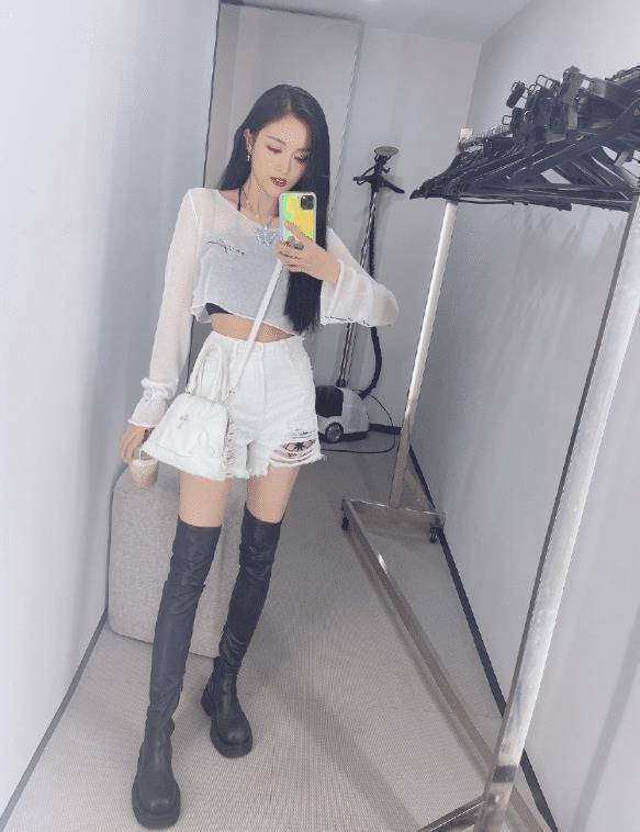 《创造101》,并最终以第2名的成绩成功加入火箭少女101组合后,吴宣仪