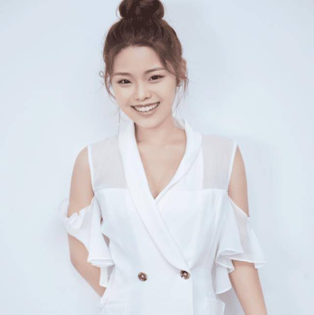 从照片中我们可以看到,此时的王莎莎五官已经长大,画上淡妆的她,再穿