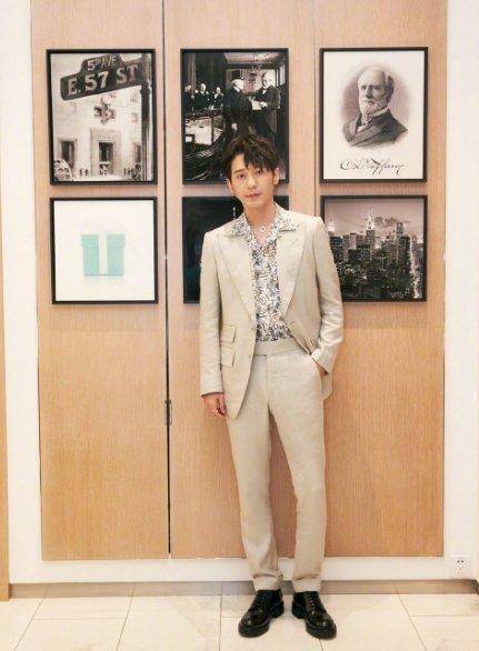 原创30岁白宇实力颜值兼具躺浴缸凹造型直女看了怎能不心动