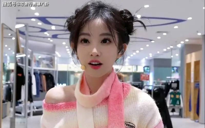 原创冯提莫晒红色比基尼照对镜头嘟嘴卖萌甜美又可爱化身性感甜心