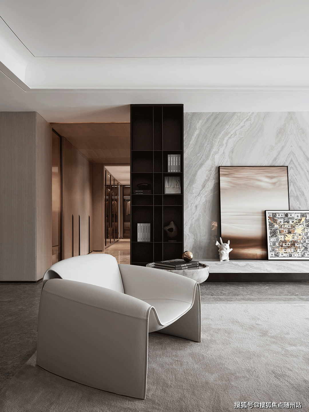 有序排列,墙面结构的改变推导出视觉中心,橡木地板和墙布在灯光烘托下