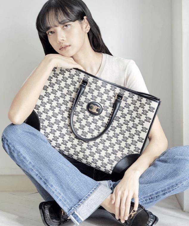 成名后的lisa一举一动都备受瞩目,而且她的穿搭造型也变得越来越贵气