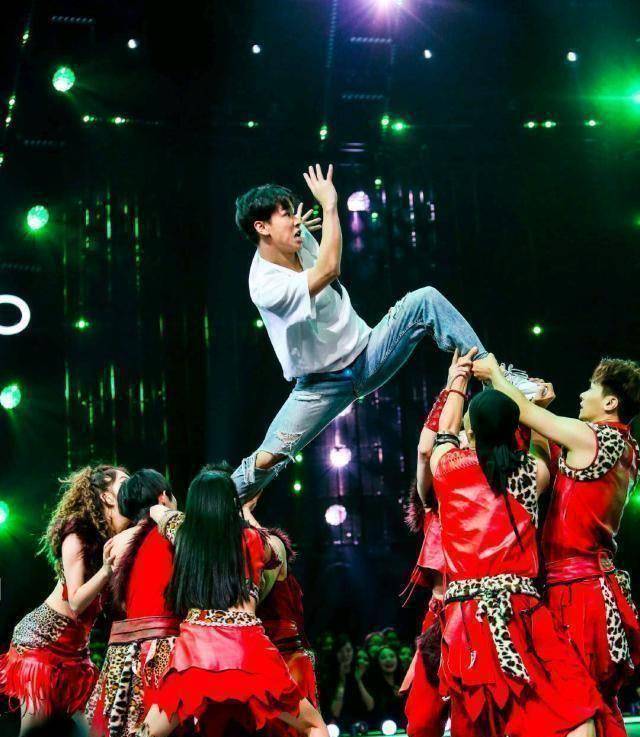 舞蹈风暴光着脚跳街舞有多痛看完风暴联盟这支舞就懂了