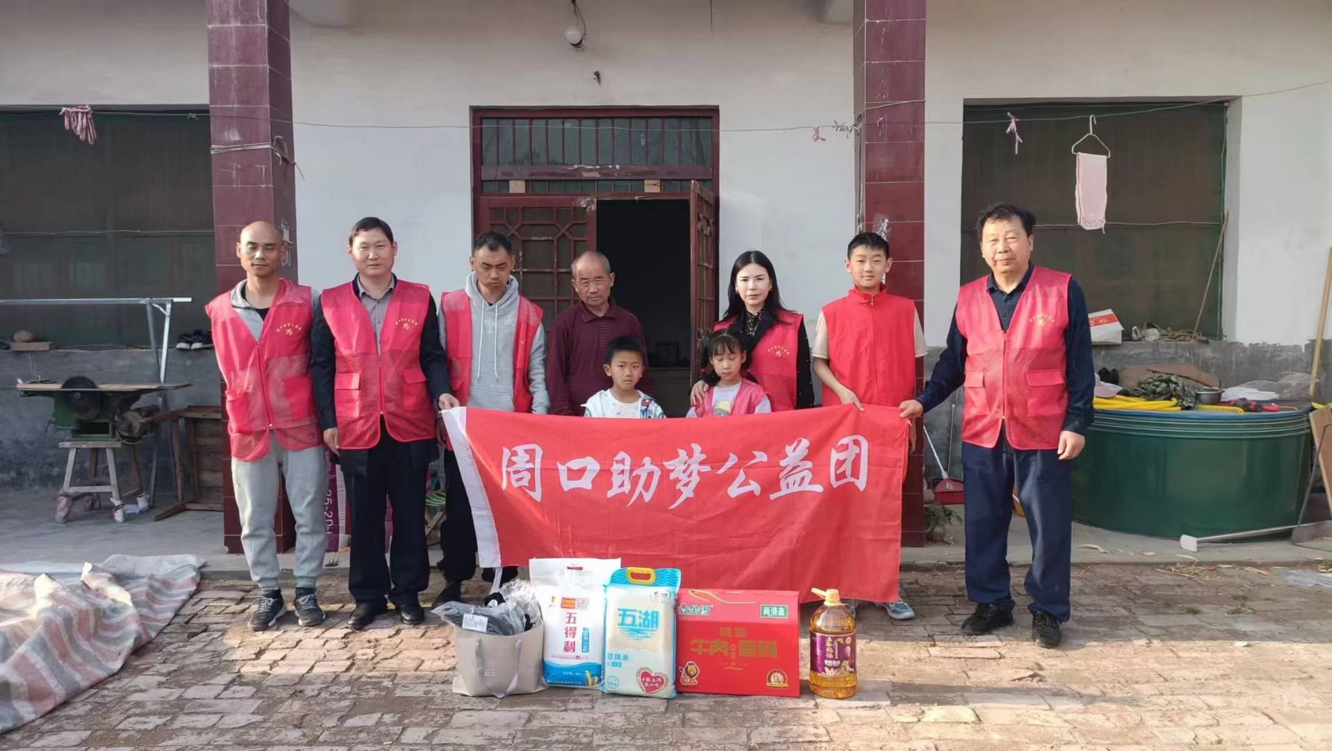 行程近100公里来到了位于太康县马头镇小辰辰的家中,为小辰辰送去米