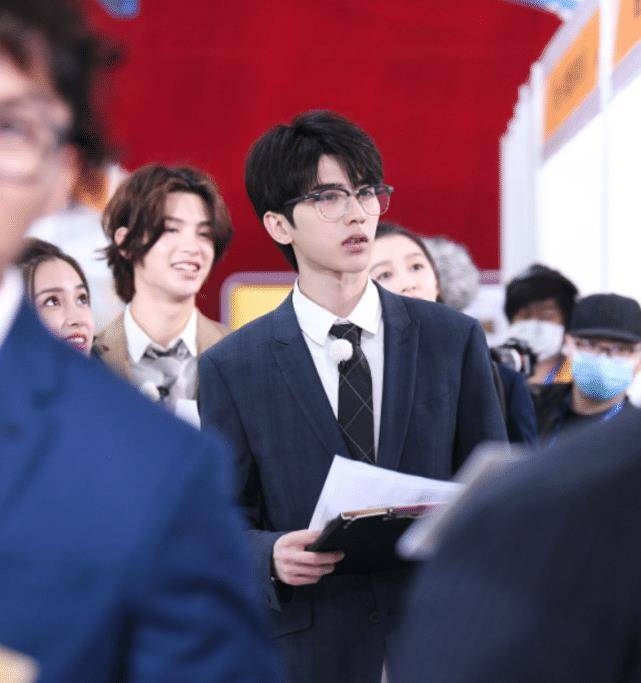 在某次采访的时候,主持人希望蔡徐坤能够给一年前的自己提个建议,当