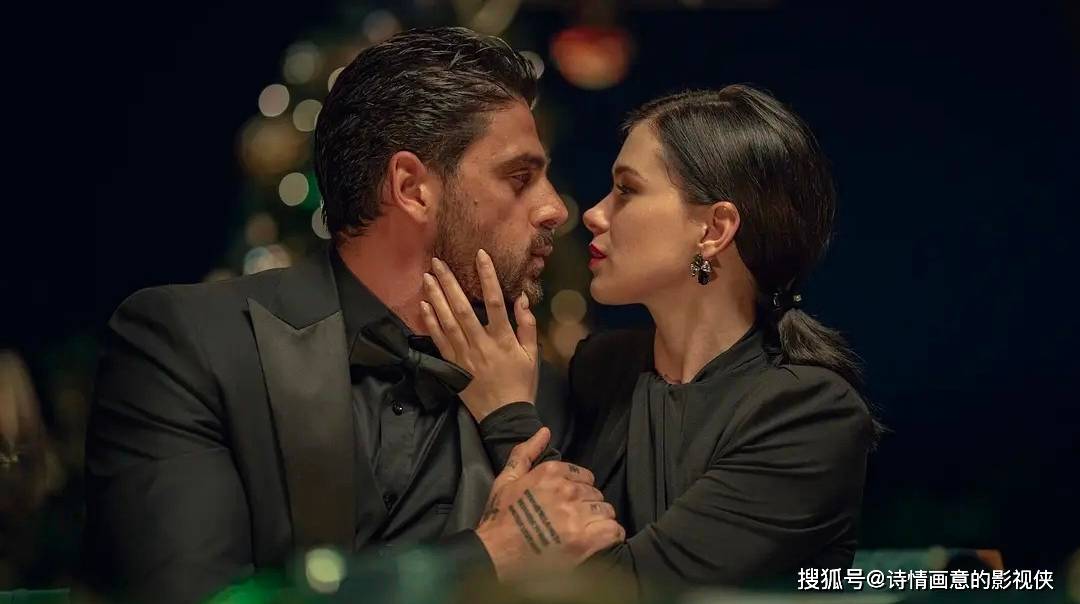 故事始于劳拉(安娜·玛丽亚·西克拉克饰)与黑帮大佬马西莫(米凯莱