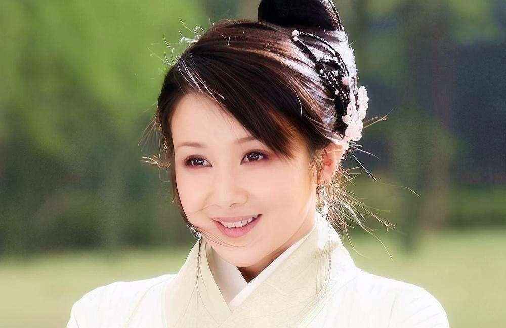 照片中孙菲菲的脸部看起来十分僵硬,说话和做表情都有些奇怪,鼻梁虽然