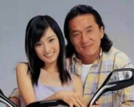 原创2003年49岁的成龙和17岁的杨幂拍了一个广告结账时成龙拿到了50万