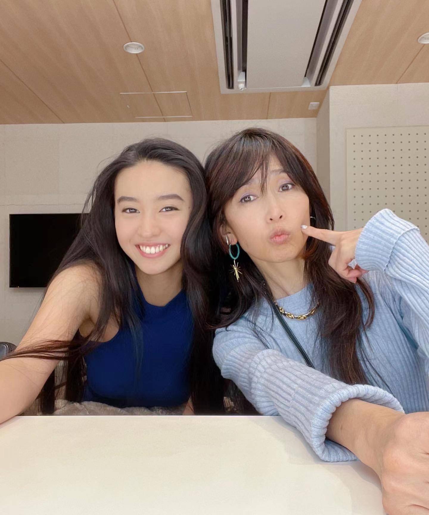 原创原创51岁工藤静香母女罕见合影依偎如姐妹光希穿无袖开暖气遭吐槽