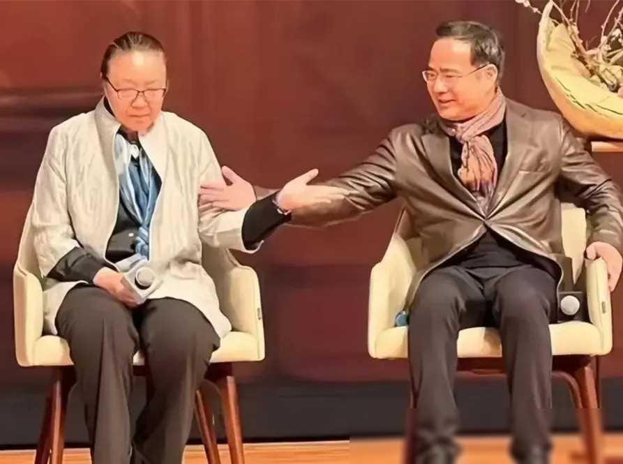 然而,陈铭的表现并不是这场「审判」的重点.