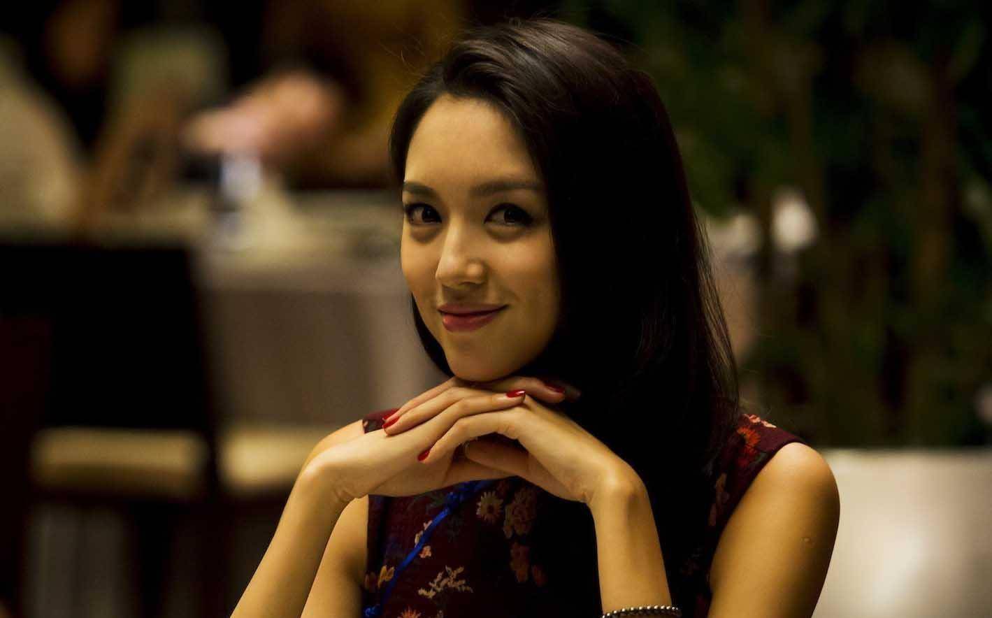 原创35岁张梓琳携家人度假,女儿扎小辫很可爱,一家三口烛光晚餐好浪漫