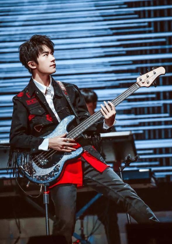 论时尚感只服易烊千玺运动服明明穿大了一码却显得身形更高挑