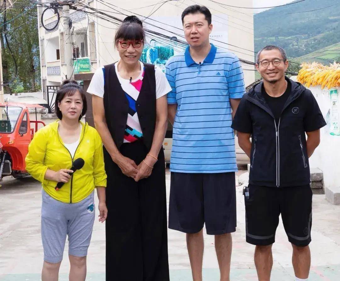 原创53岁女篮巨人郑海霞近况双腿变形无子女陪伴丈夫消失不见影