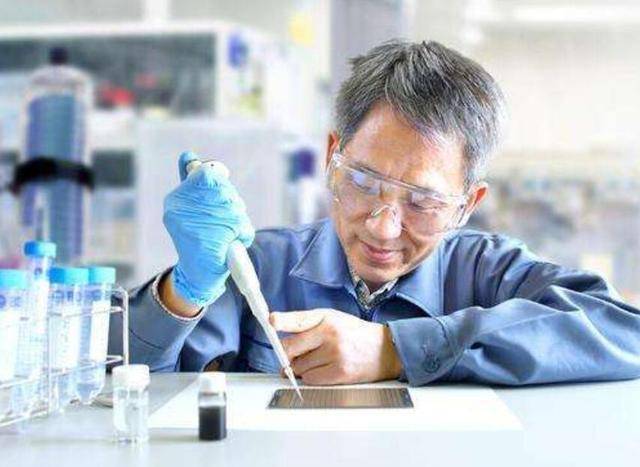 创作者
            误判拿住原材料却为子公司赚了1个亿，老板娘赏他700元，17年后获诺奖(图2)