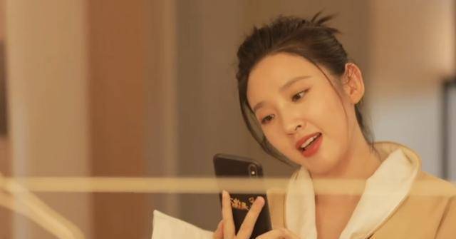 手臂纤细气色佳,露标志性甜美笑容超抢镜_张若昀_女儿_妈妈