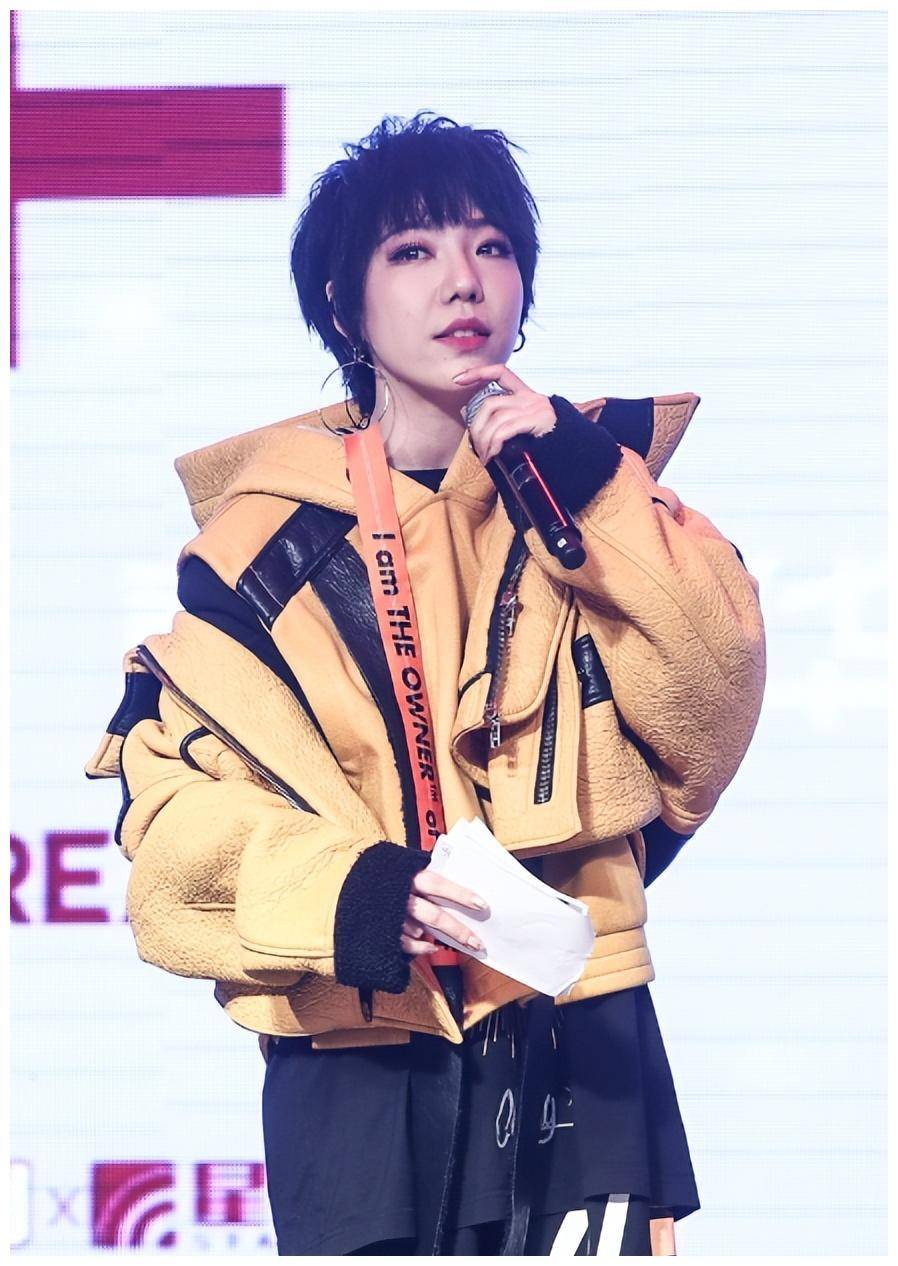 事实证明逐渐消失的吴莫愁早已经走上了一条不归路