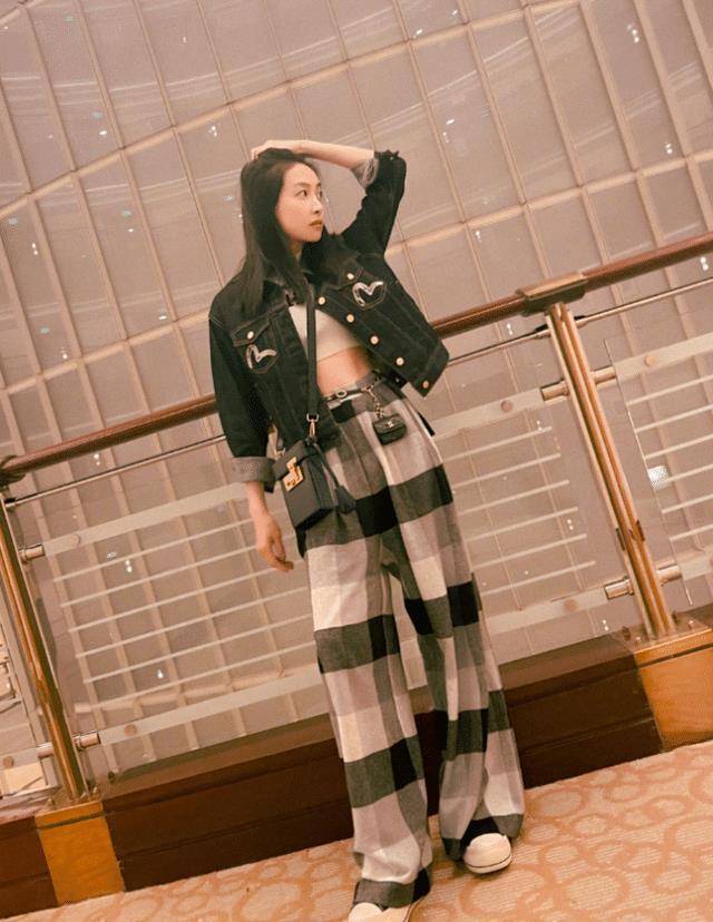 原创宋茜终于跻身85花穿高时尚例假裙火辣吸睛拍大片明艳抢眼