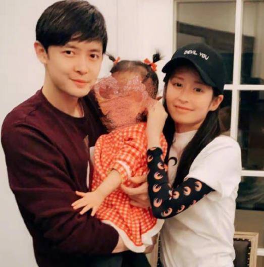 抱女儿逛乐园母爱爆棚,2岁半小月亮长相让人好奇_孩子_带着_付辛博