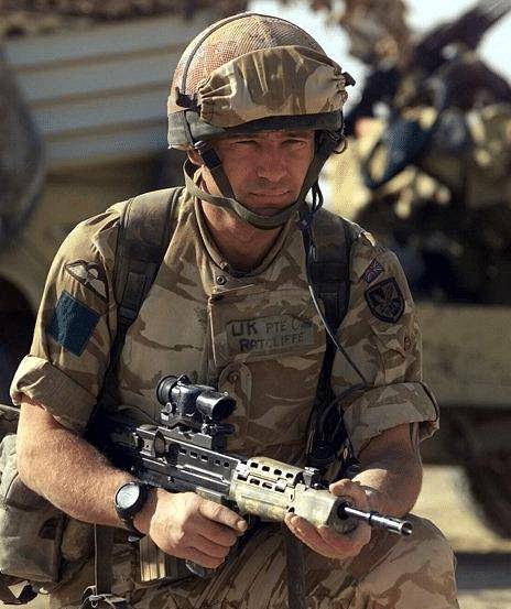 手持l85a1自动步枪的英军士兵因为知道落入武装分子的手里,那肯肚是