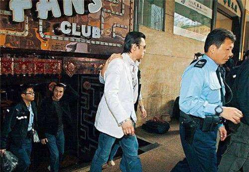 黄郎维甩了梅艳芳一巴掌,次日被砍成重伤,在医院被枪杀_香港_黄朗维